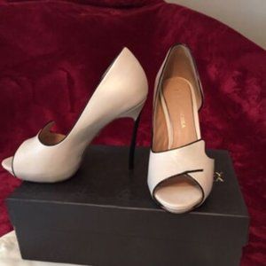 Badgley Mischka Leather Pump w/ beautiful Heels in Light Beige Color, Size 6 1/2